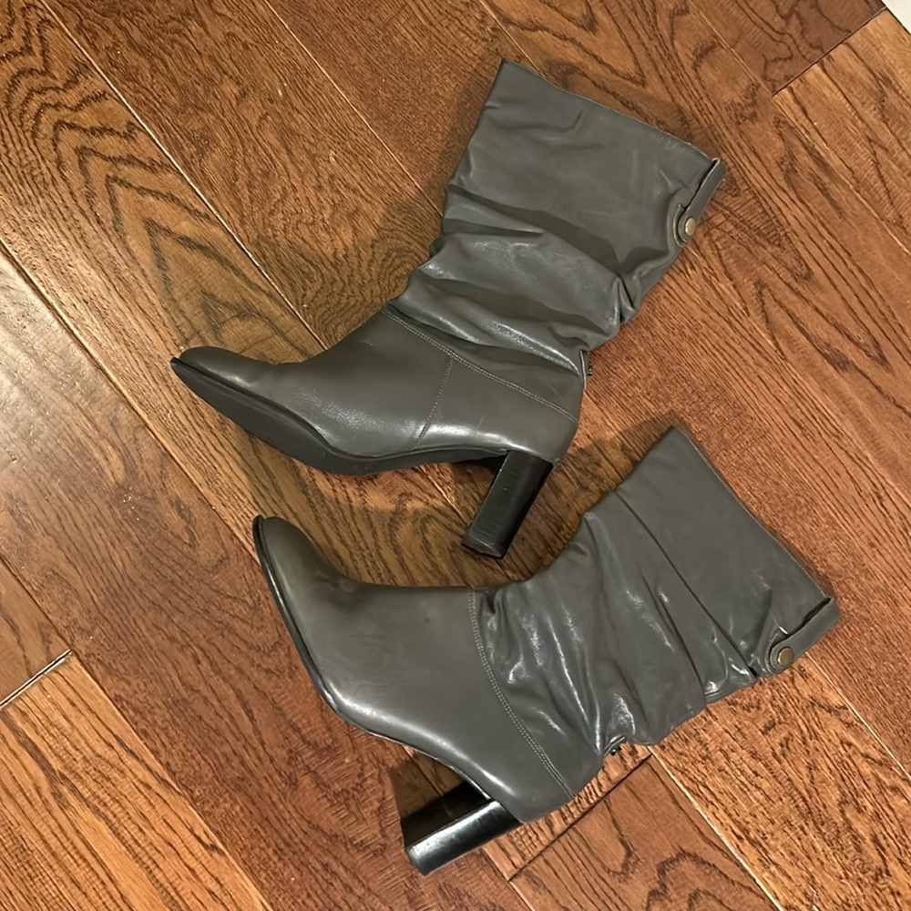 Pretty gray slouchy leather boots